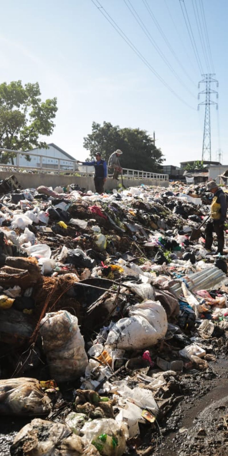 Pemkot Bandung mengambil langkah hukum soal tumpukan sampah di Gedebage