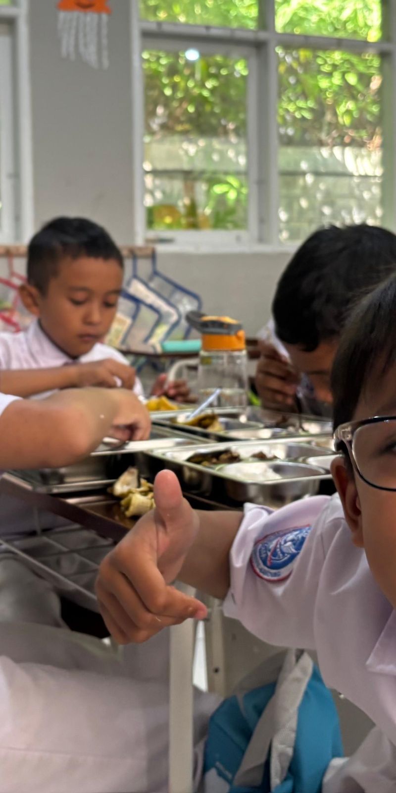 Detik-detik ratusan siswa SMP 35 Kota Bandung keracunan usai santap MBG