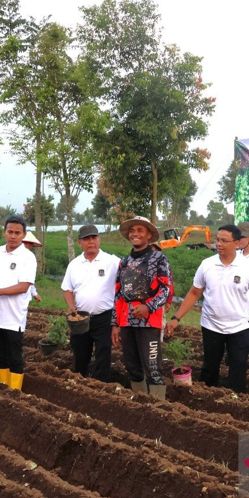 Imigrasi se-Provinsi Jambi gelar baksos dan bantu bibit kentang untuk petani Kerinci