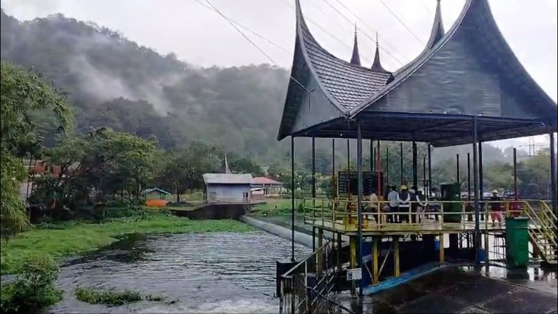 PLTA Maninjau buka pintu bendungan antisipasi rumah terendam air danau