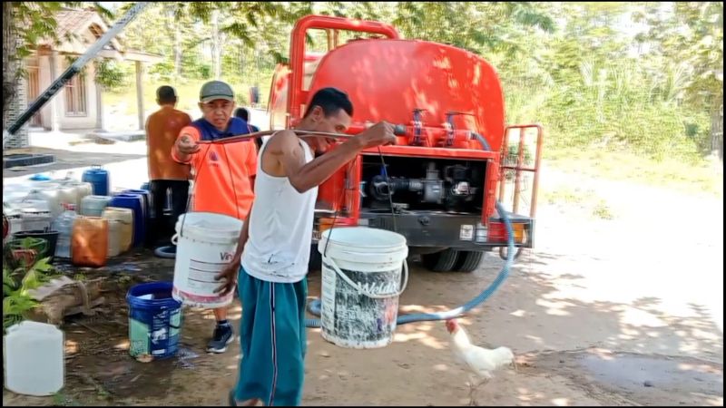 Atasi kekeringan, BPBD Bondowoso salurkan 10.000 liter air setiap hari