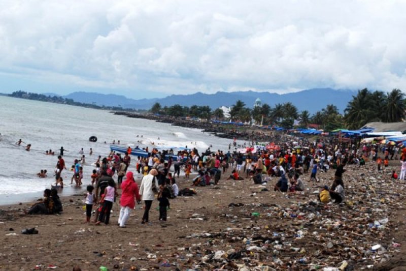 SAMPAH PANTAI PADANG