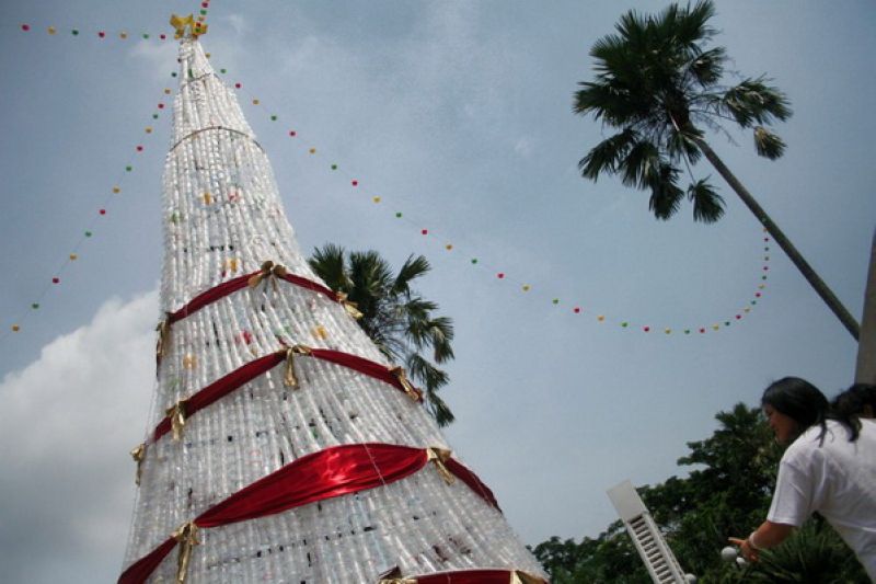  Pohon  Natal  Gereja St  Theresia terbuat dari sampah 