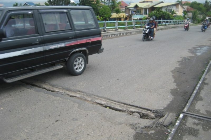 Sambungan Jembatan Ujung Tanah Rusak