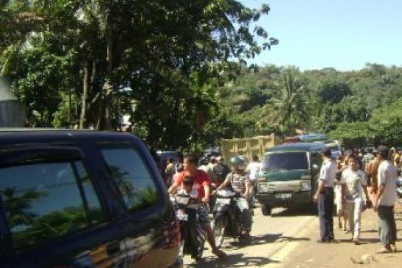 Longsor Akibatkan Macet