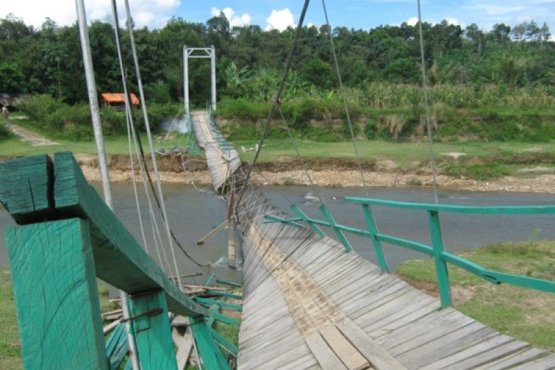 JEMBATAN AMBRUK