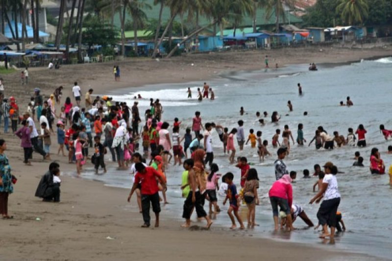 BERMAIN DI PANTAI