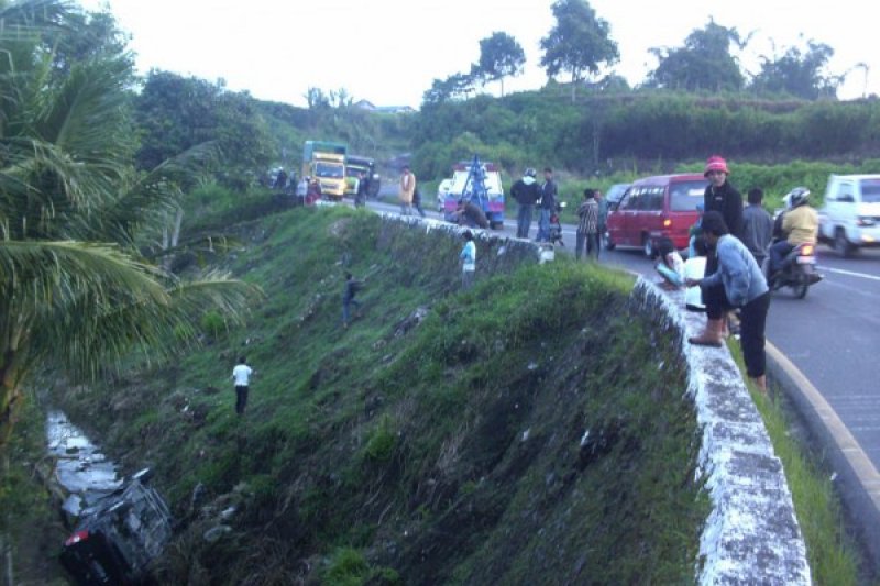 MOBIL MASUK JURANG