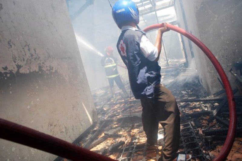 SATU UNIT RUMAH TERBAKAR