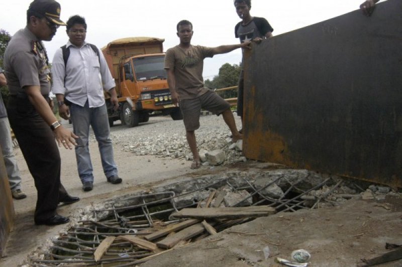 JEMBATAN TERANCAM AMBRUK