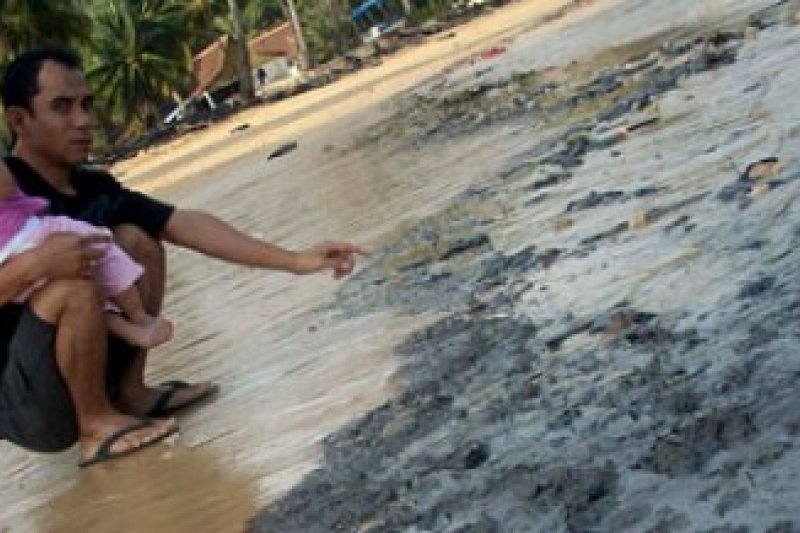 Limbah Oli di Pantai Tanjungpinggir