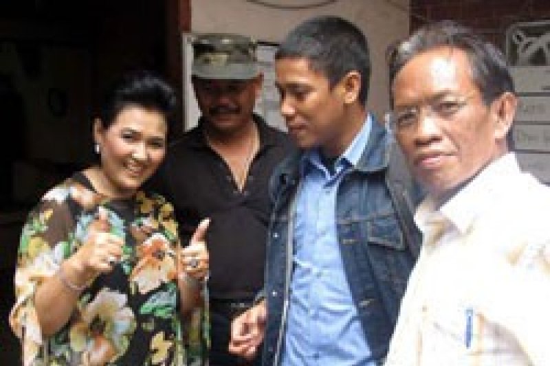 Alicia Djohar Jualan Kalung di Karimun - ANTARA News Kepulauan Riau