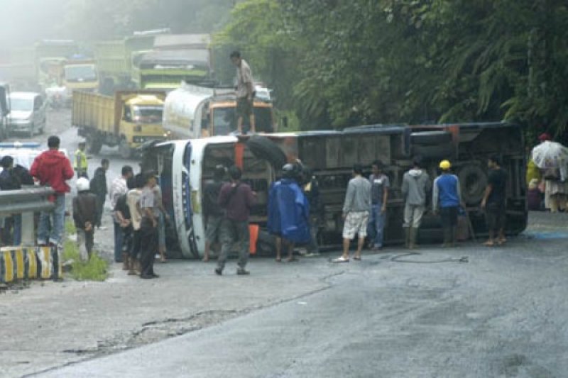 BUS TERBALIK