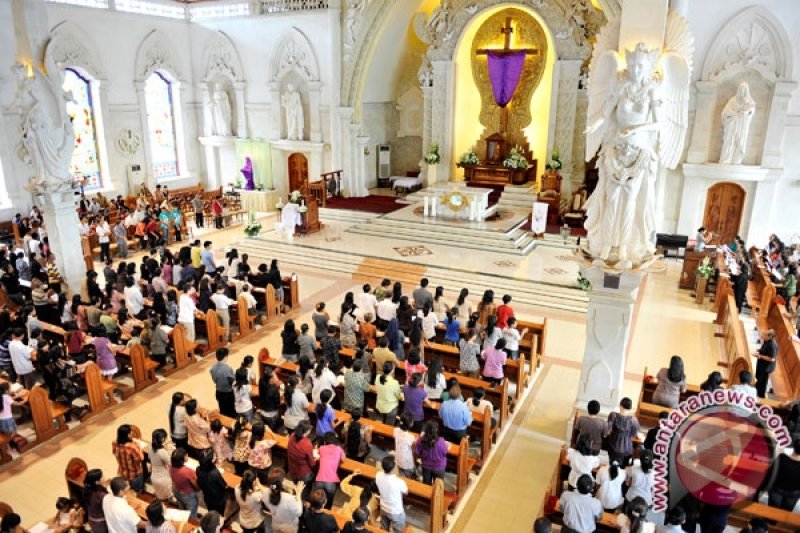4000 Umat Katolik Ikuti Misa Malam Paskah Antara News