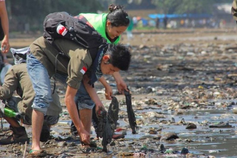 KUMPULKAN SAMPAH PANTAI