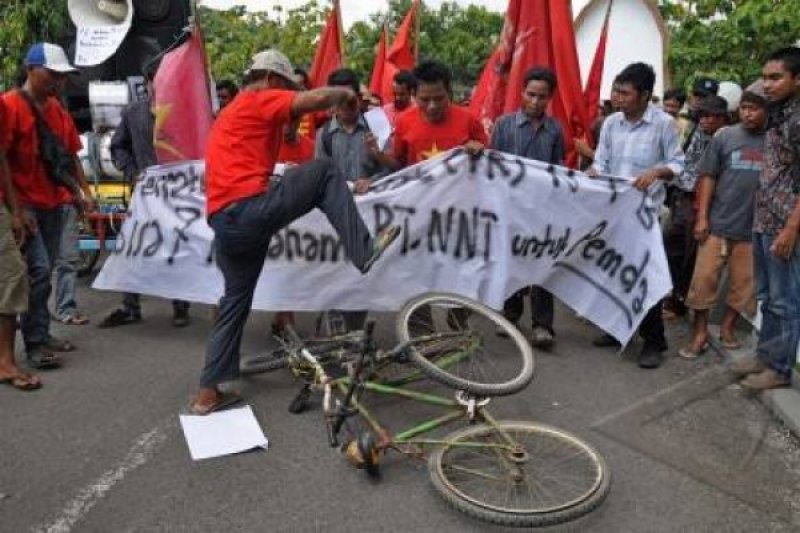 DEMO DIVESTASI SAHAM NNT