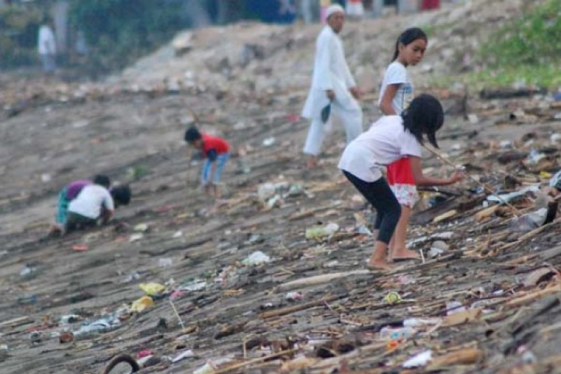 SAMPAH PANTAI PADANG