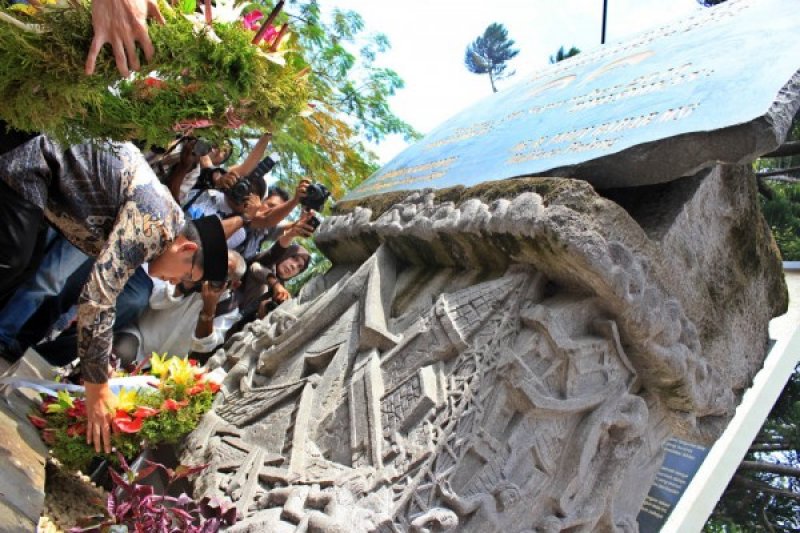 BUNGA UNTUK KORBAN GEMPA