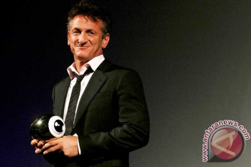 Sean Penn eksodus berjalan kaki dari Ukraina ke Polandia