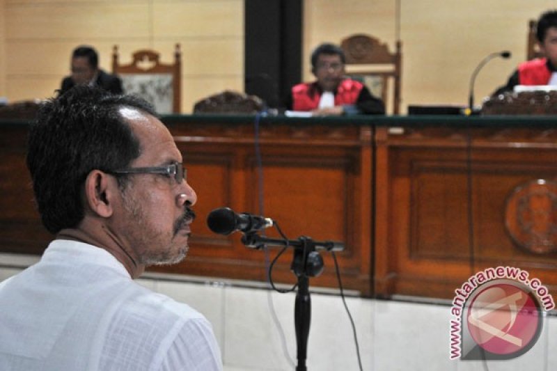 Agus Riyanto menangis saat bacakan pledoi - ANTARA News