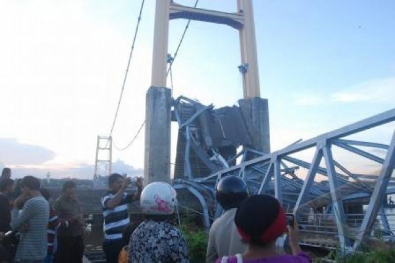 Jembatan Kutai Ambruk