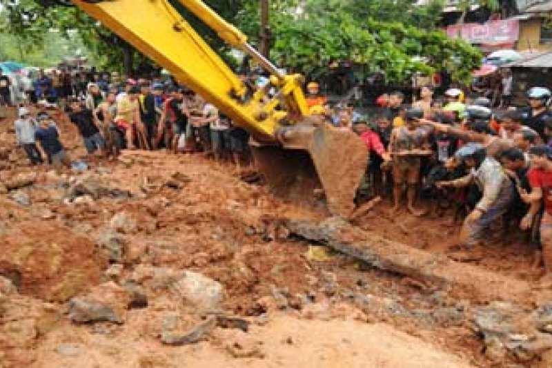 TEMBOK PEMBATAS RUNTUH