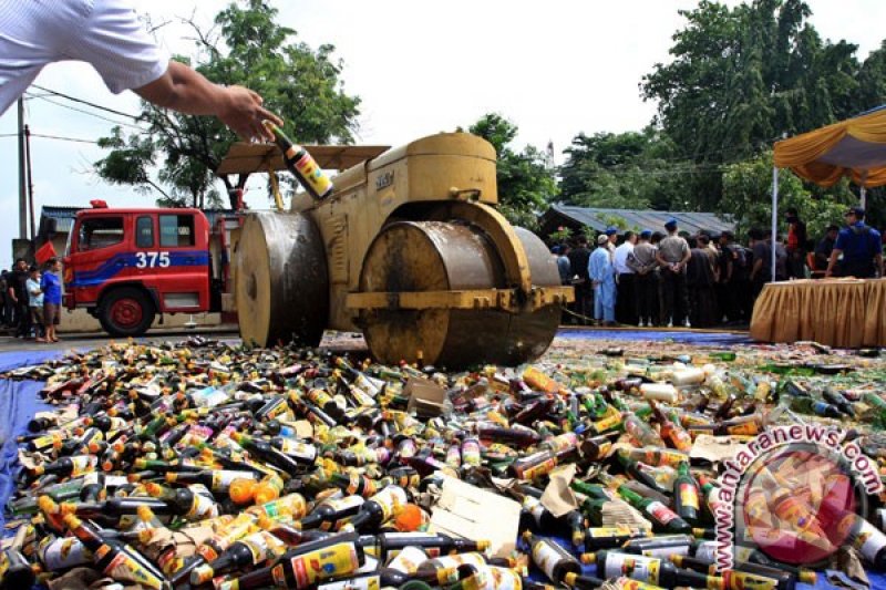 Narkoba dan ribuan botol miras dimusnahkan
