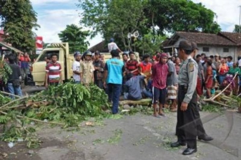 AKSI BLOKIR JALAN