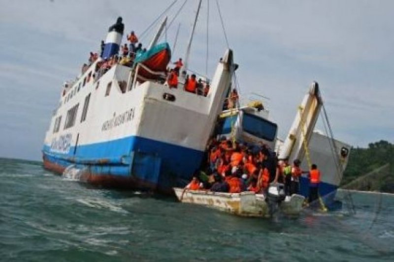 KAPAL FERI TERSERET ARUS