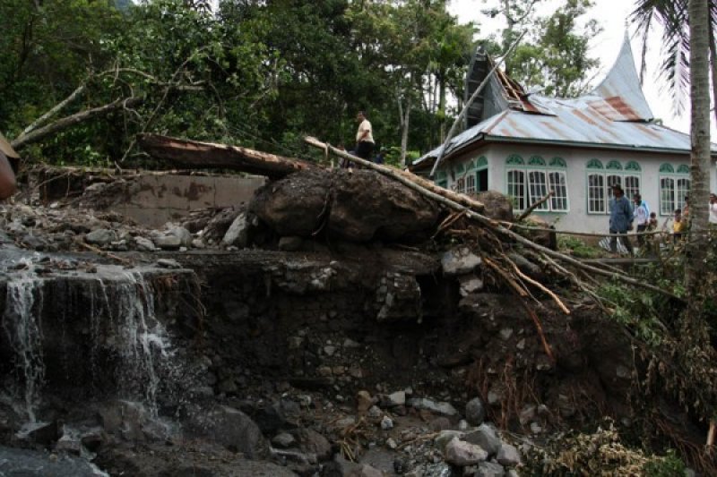 AKIBAT BANJIR BANDANG