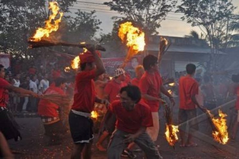 TRADISI PERANG API