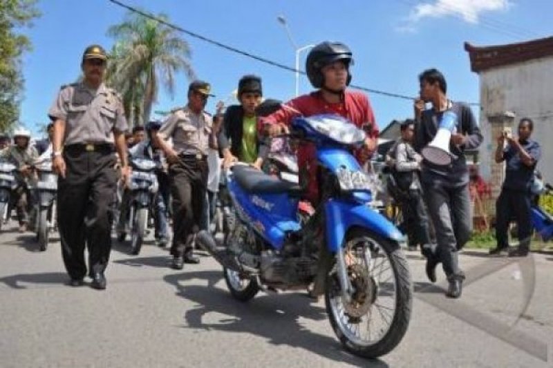 DORONG SEPEDA MOTOR