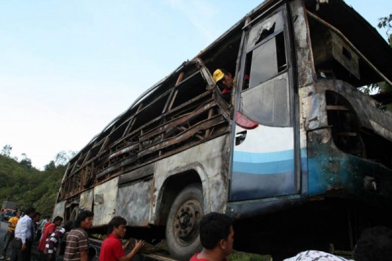 EVAKUASI BUS TERBAKAR