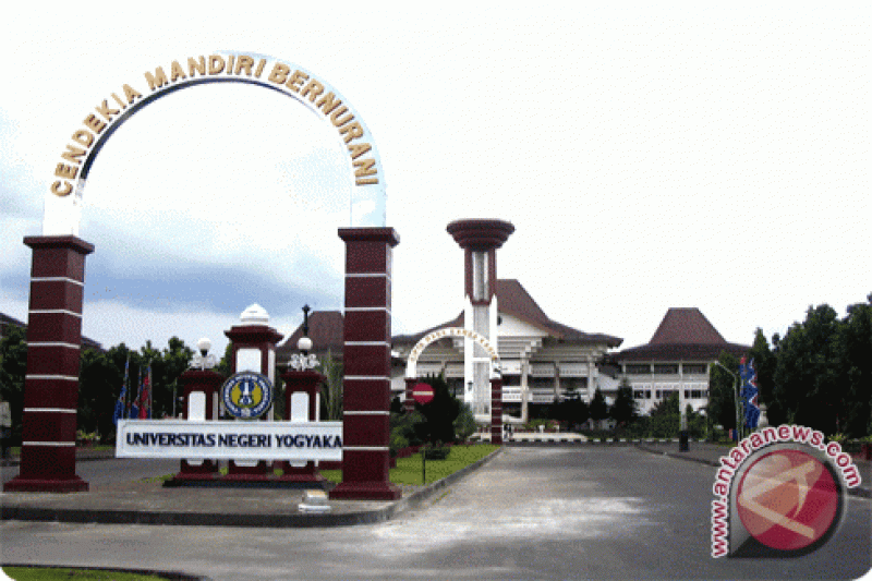 Mahasiswa UNY olah belalang jadi kerupuk