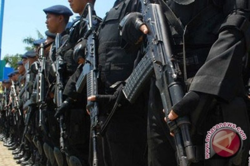 Polisi berjaga dii lokasi pascabentrokan