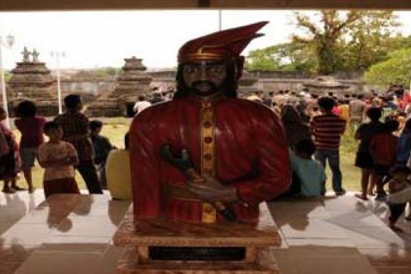 MAKAM SULTAN HASANUDDIN DIRUSAK