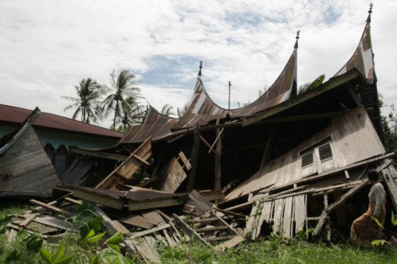 RUMAH GADANG ROBOH