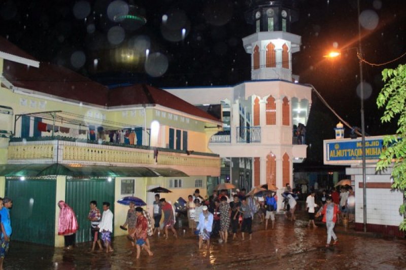 PULANG SHOLAT DITENGAH AIR BAH