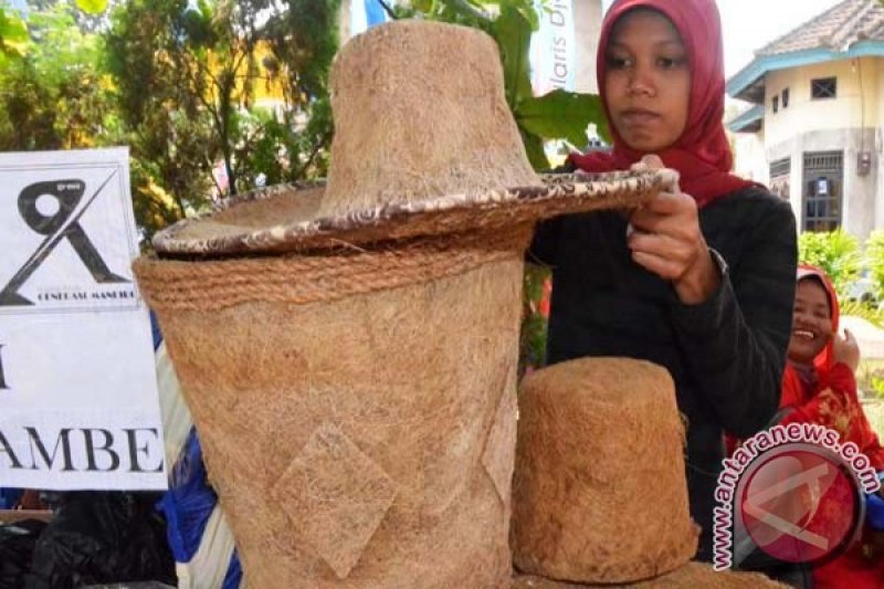 Topi dari serabut kelapa