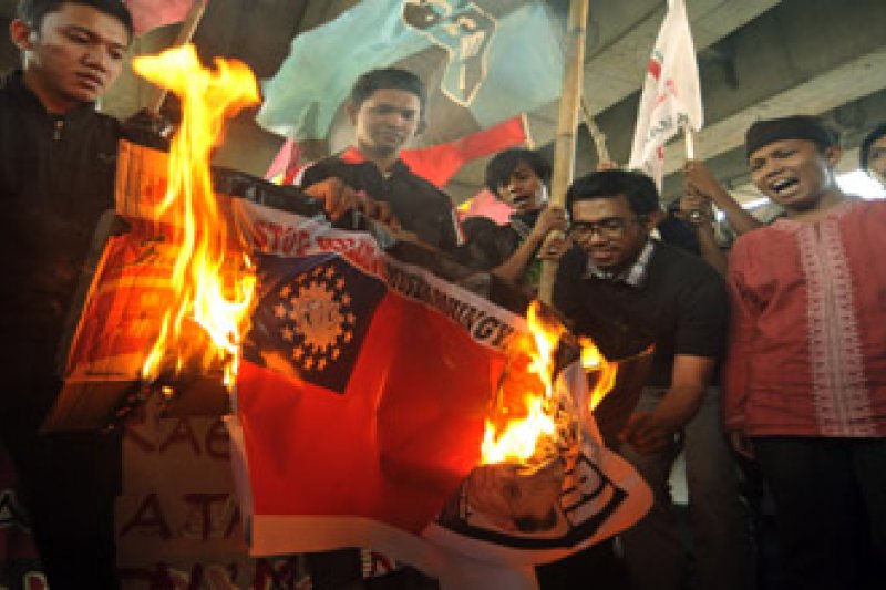 BAKAR BENDERA MYANMAR