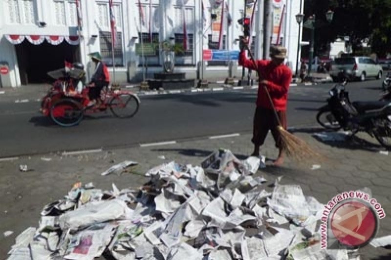 Sampah sisa Shalat Id membawa berkah