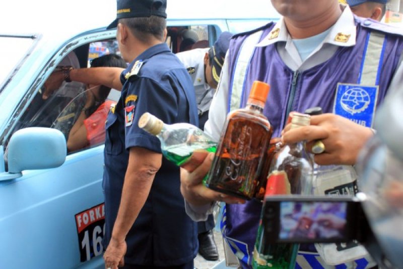 BOTOL MIRAS DI ANGKOT