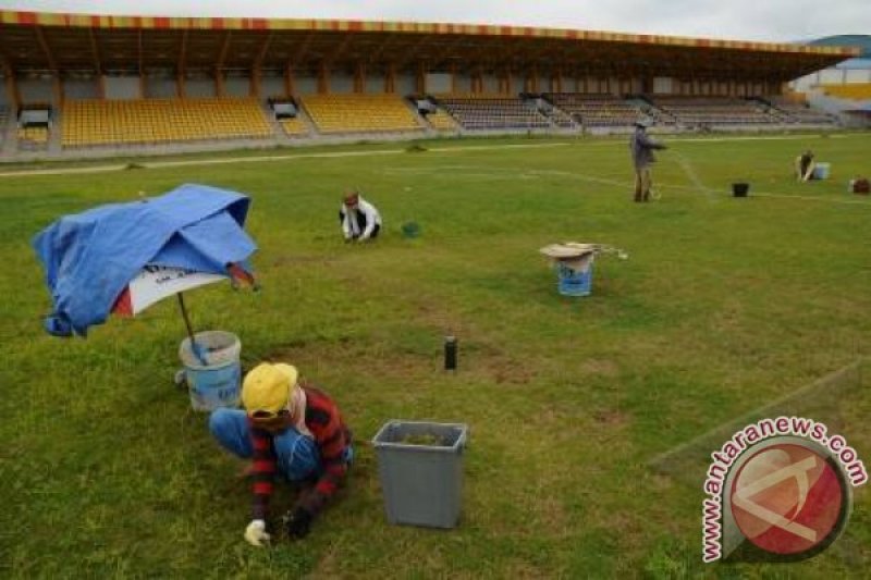 Lapangan sepak bola PON XVIII Riau memprihatinkan