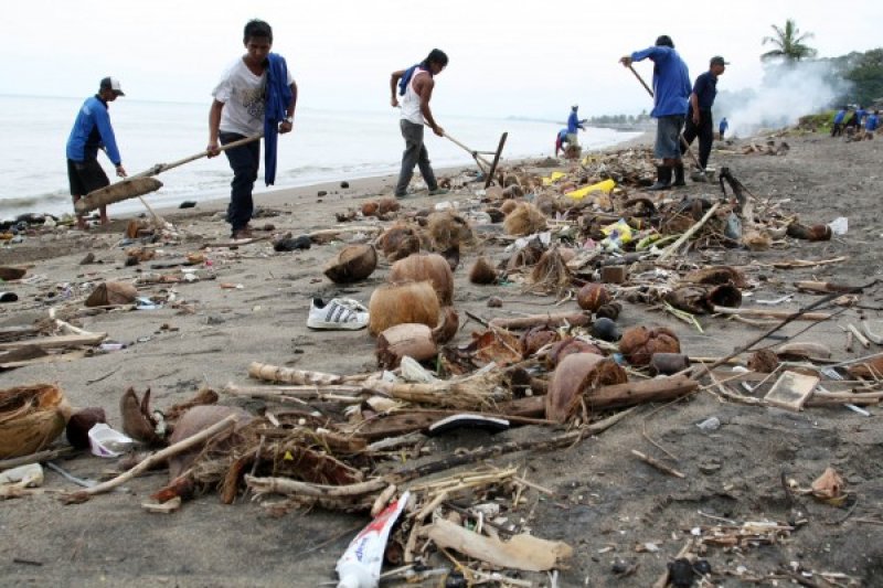 BERSIHKAN SAMPAH PANTAI