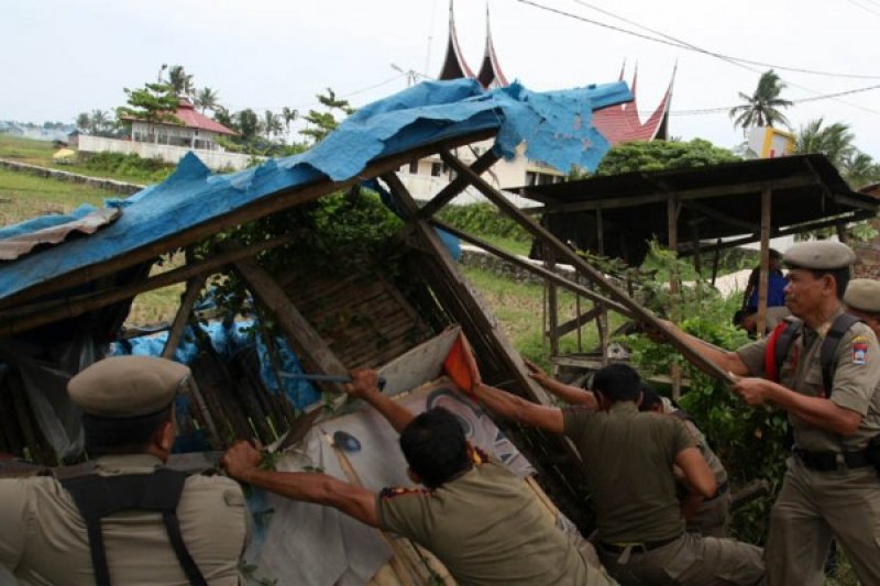 BONGKAR BANGUNAN LIAR