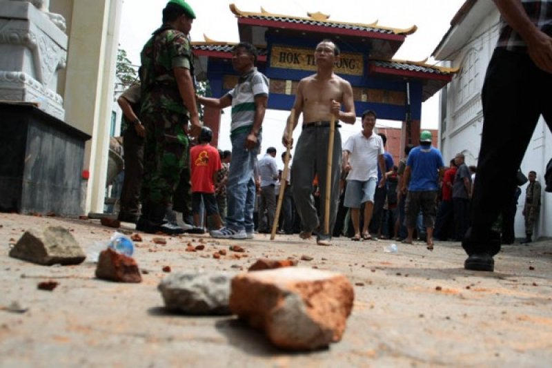 PEMBONGKARAN GAPURA RICUH