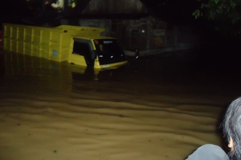 TERPERANGKAP BANJIR