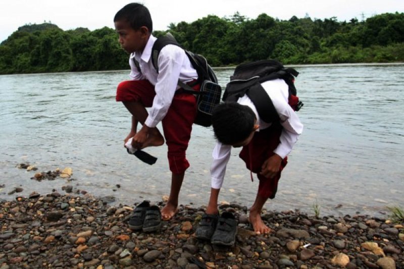 PASANG SEPATU SEKOLAH