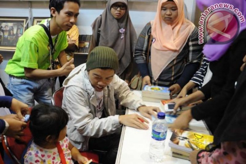 Penandatanganan buku Darwis Tere Liye