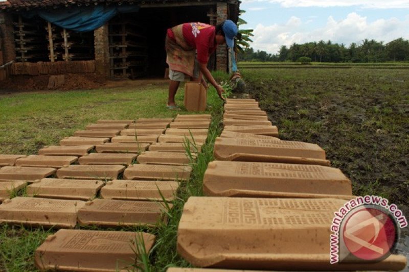 Produksi genting juga menurun